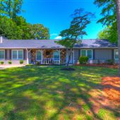 4-bedroom Ranch Home with Pool