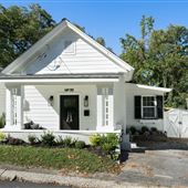 Bright & Charming Cottage at Marietta Square