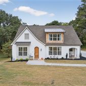 Open Concept Home w/Vaulted Ceilings