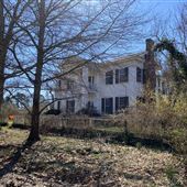 Page House- Historic antebellum farmhouse with pasture and barn