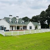 1960s Farmhouse Estate / 78 acres lot / 5 acre pond / large barn + gazebo