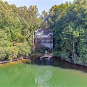 Hideaway Cove: Lake Arrowhead, Ga 5 bedroom Lakefront Lakehouse 1 hour from Atlanta